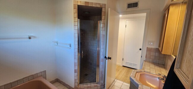 Building Photo - 3 Bedroom 1 Bathroom Charmer in Hollywood ...