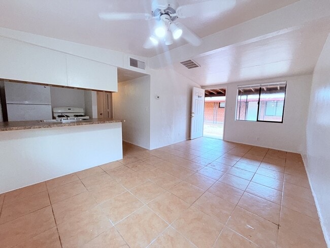 Primary Photo - 1644 N Beverly Ave