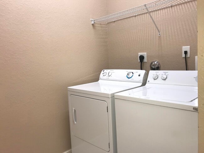 Building Photo - 990 Millbrae Ct