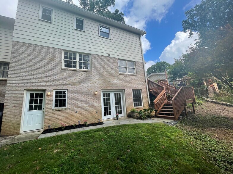 Building Photo - 1307 Sarah Dr