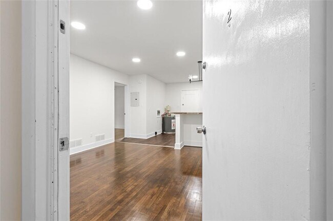 Building Photo - 1437 Vesta Ave