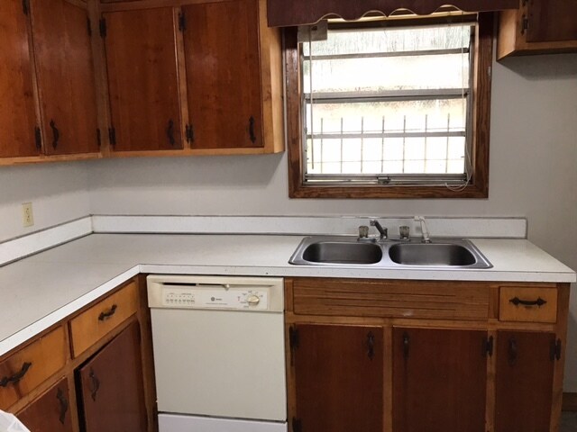 Spacious Kitchen - 2841 Boydga Rd
