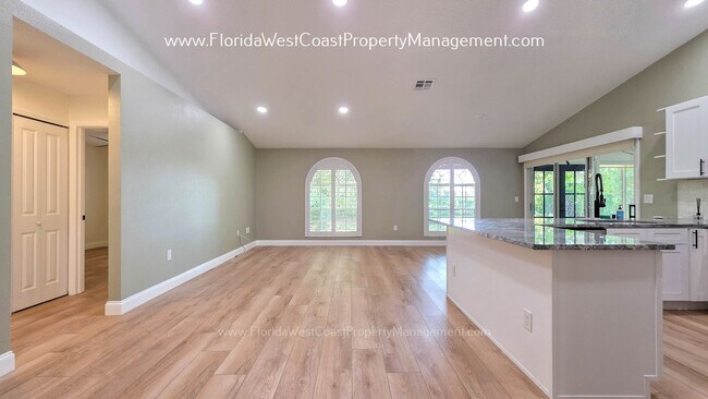 Building Photo - IMPRESSIVE 3 BEDROOM/2 BATH SARASOTA HOME! SUPER LOCATION! PET FRIENDLY!