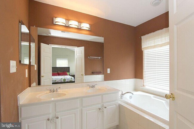 Building Photo - Beautiful 3-Bedroom, 2.5-Bath End-Unit Gar...