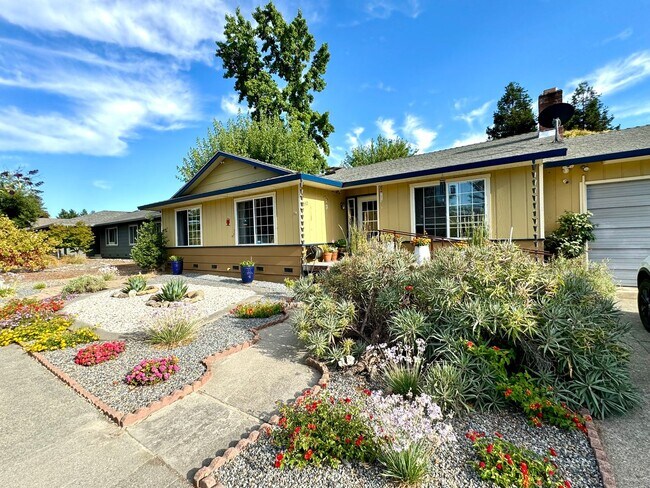 Building Photo - Lovely one level home in Northwest Santa R...