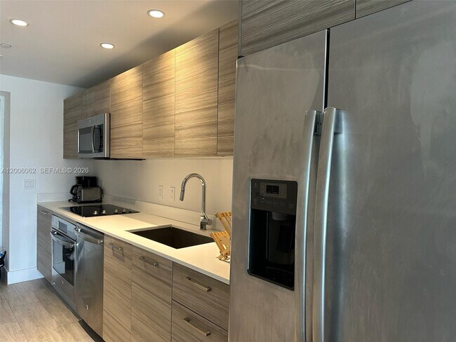 Building Photo - 121 NE 34th St