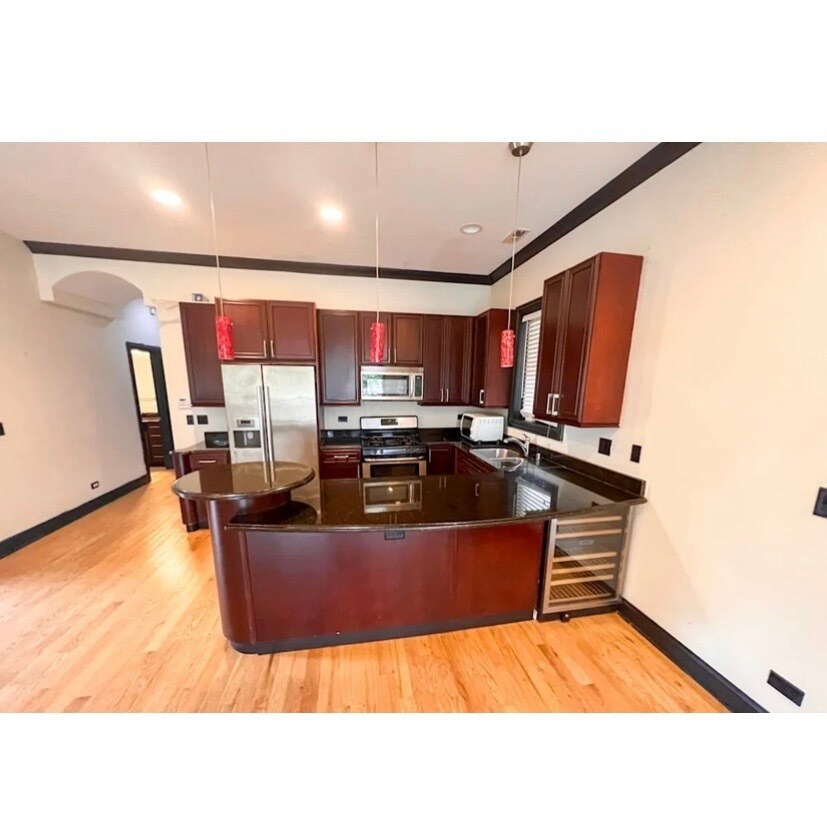 Building Photo - 6318 N Albany Ave