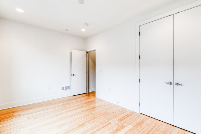 Building Photo - Northern Liberties Townhome with Parking!