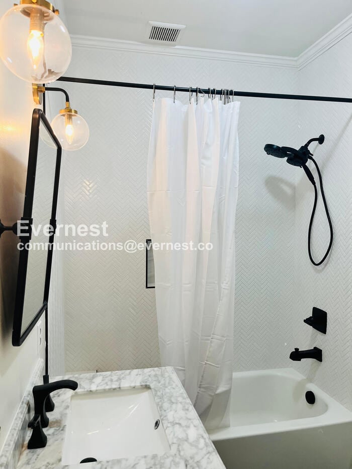 Building Photo - 2913 Davis Ave