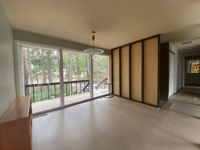 Building Photo - Unique View Property 3 bed, 3 bath located...