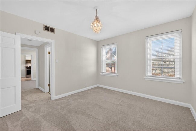 Building Photo - 923 S Hanley Rd