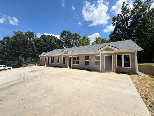 Building Photo - New Construction 2026 2bd/2ba Triplex in convenient location.