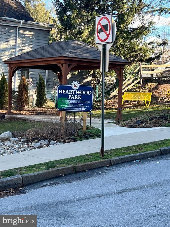 Building Photo - 316 Bridge St