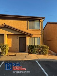 Building Photo - Townhome close to the college