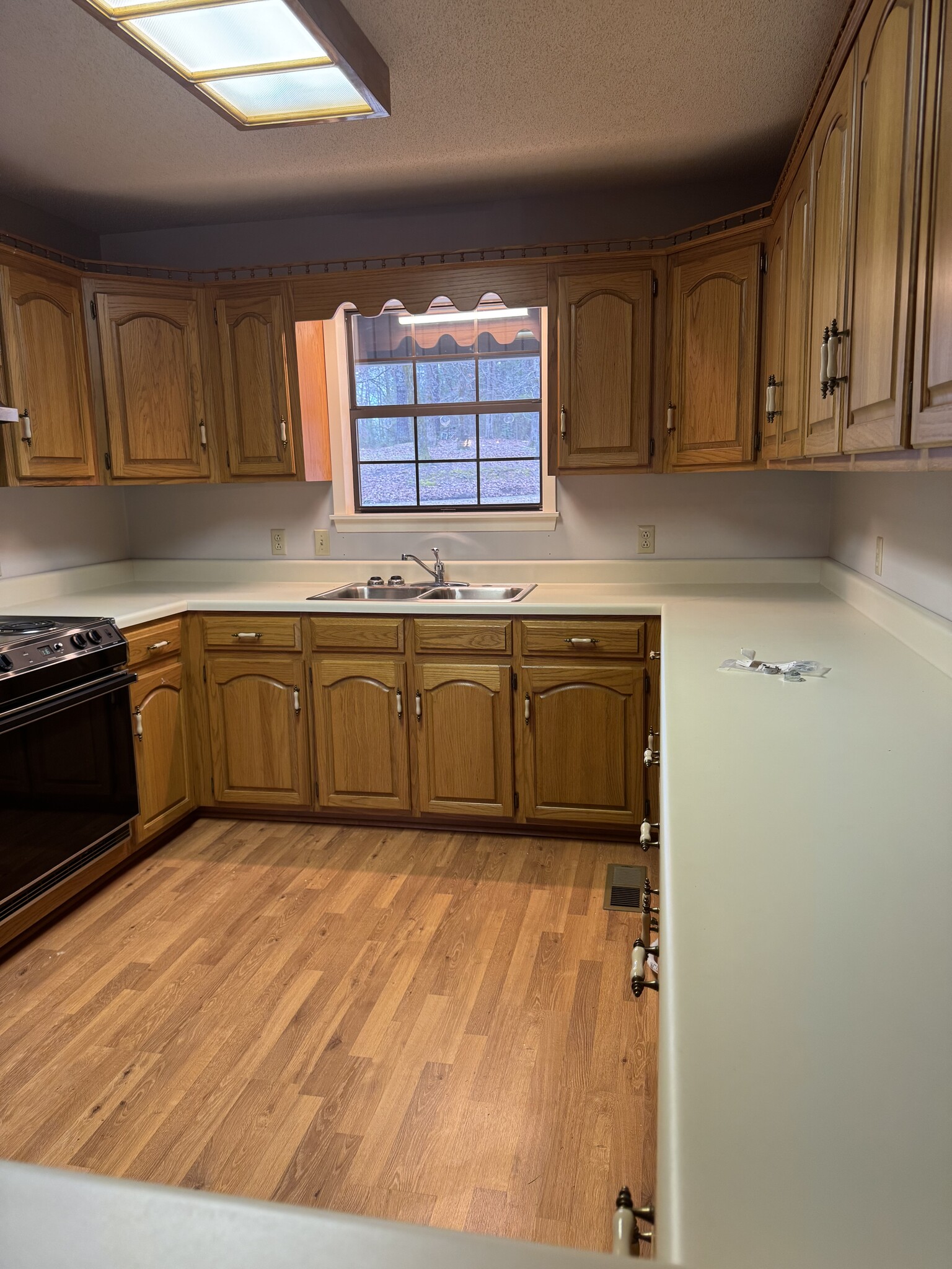 Building Photo - 21 Lakeview Dr