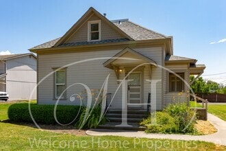 Building Photo - Spacious Attic Apartment Close to WWU