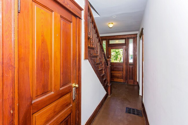 Building Photo - BOND HILL-  3 STORY 3 BEDRM 2 FULL BATH OPEN FLOOR PLAN w GARAGE