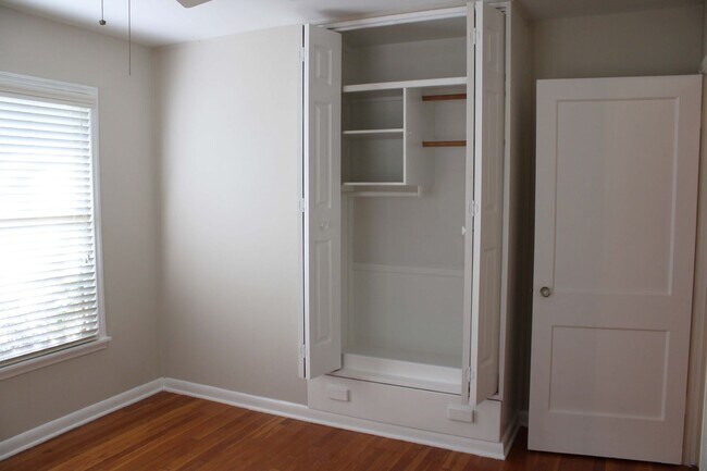 Building Photo - 3 BEDROOM WILSHIRE