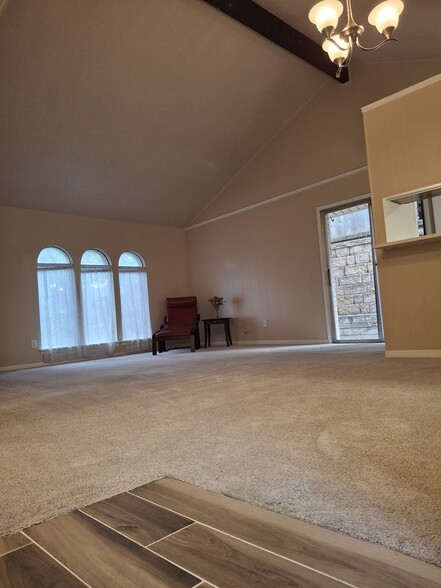 Building Photo - 3406A S Oak Dr
