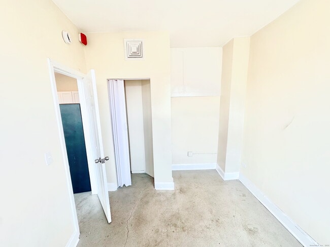 Building Photo - 77 Bank St