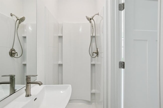 Building Photo - 302 Tesla Cir