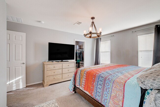 Building Photo - Stunning 3 Bed Home with Loft, Den & Upgraded Kitchen