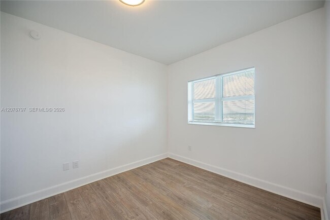 Building Photo - 15051 Royal Oaks Ln