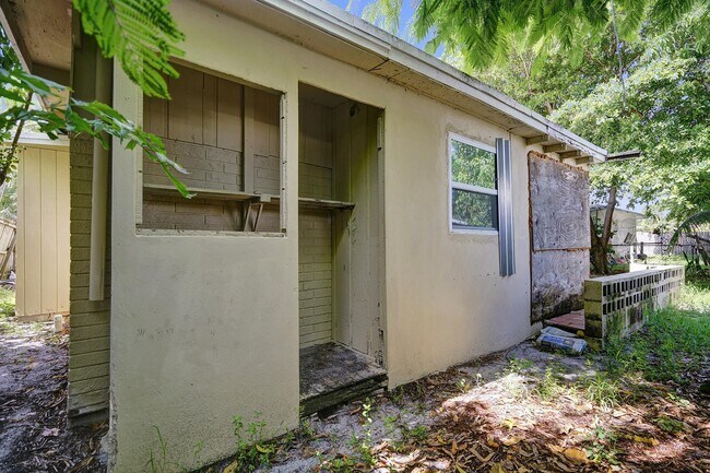 Building Photo - 651 SW 15th St