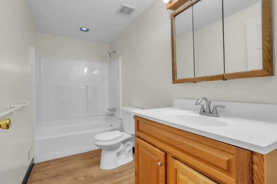 bathroom - 3240 Rothpletz St