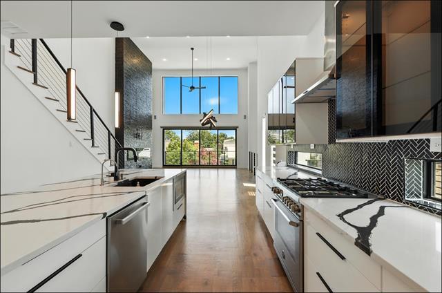 Building Photo - 3523 N Versailles Ave