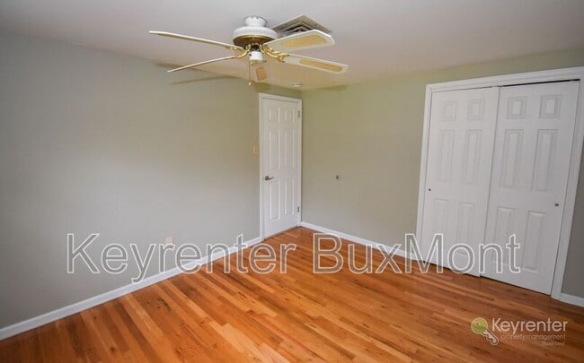Building Photo - 5 Cedar Woods Dr