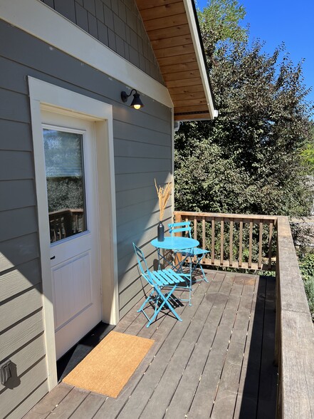 private porch - 5109 NE Mason St