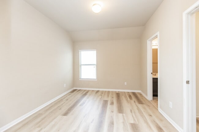 Building Photo - 2414 Garden Falls Dr