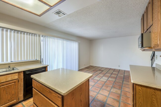 Building Photo - "Spacious 3-Bedroom Oasis with 1.5 Baths i...