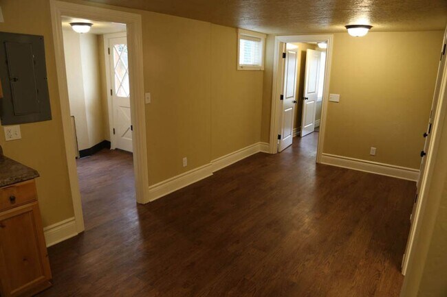 Building Photo - 685SEVera