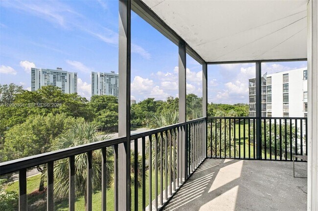 Building Photo - 3475 N Country Club Dr