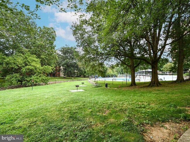 Building Photo - 10201 Grosvenor Pl