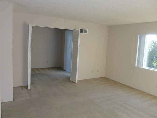 Building Photo - 7425 Charmant Dr