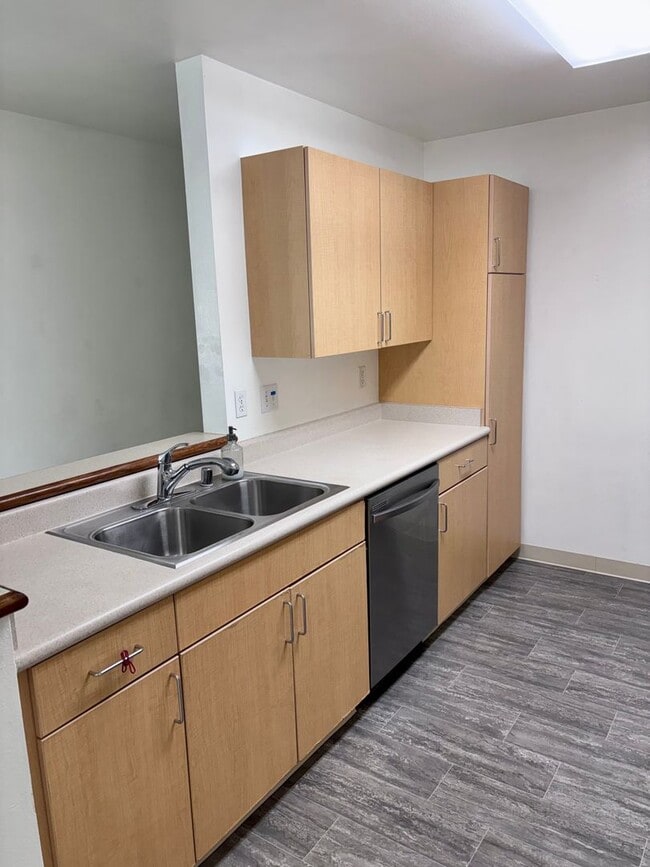 Building Photo - Rarely available 3 bedroom, 2 bath town-home with 2 assigned parking stalls in Island Courtyards ...