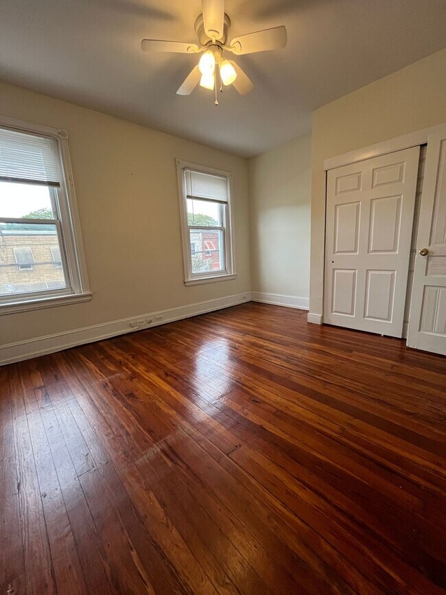 Building Photo - ???Spacious 4 Bedroom 1.5 Bath house locat...