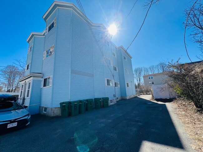 Building Photo - NEWLY RENOVATED 3 BEDROOM PENTHOUSE CONDO ...