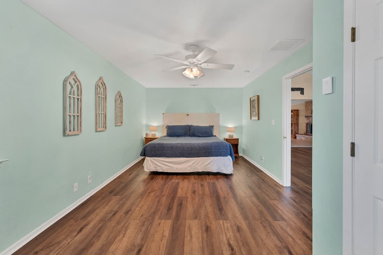 Building Photo - 2388 Lakeshore Dr