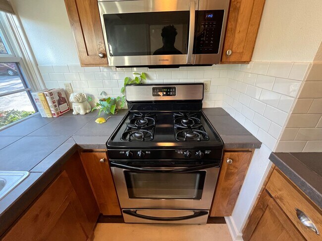 Building Photo - Beautiful 1Bd/ 1Ba Vintage Condo Located in Mt. Tabor! In Unit Laundry, Parking Space, storage un...