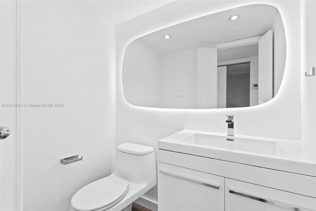 Building Photo - 6900 Bay Dr