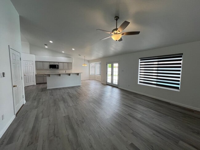 Building Photo - 4 BEDROOM POOL HOME!
