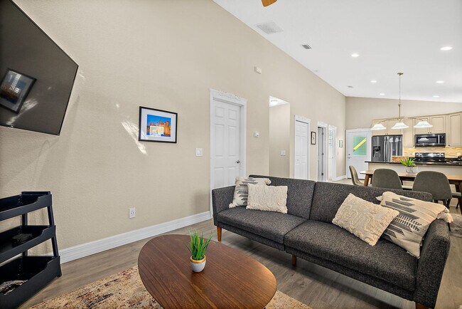 Building Photo - 104 Cedar St