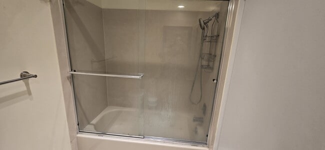 Building Photo - 7 Lake Bellevue Dr