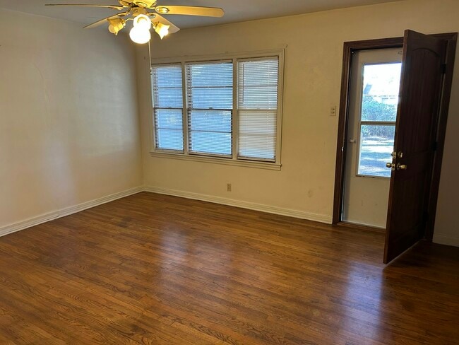 Building Photo - 2501 Robin Hood Dr