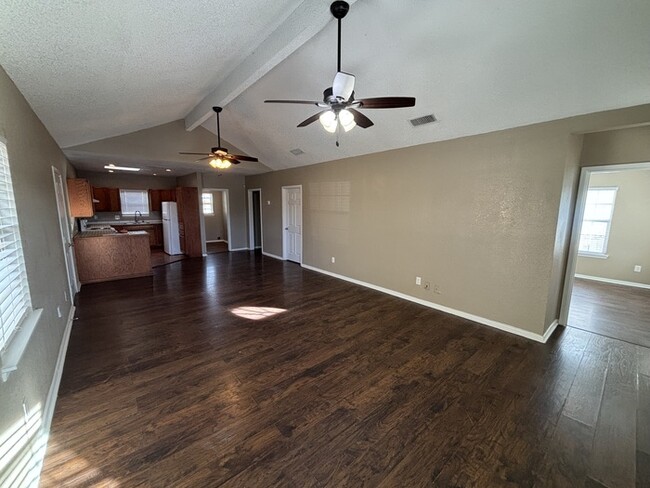 Building Photo - 3 bed 2 bath home, move in ready!