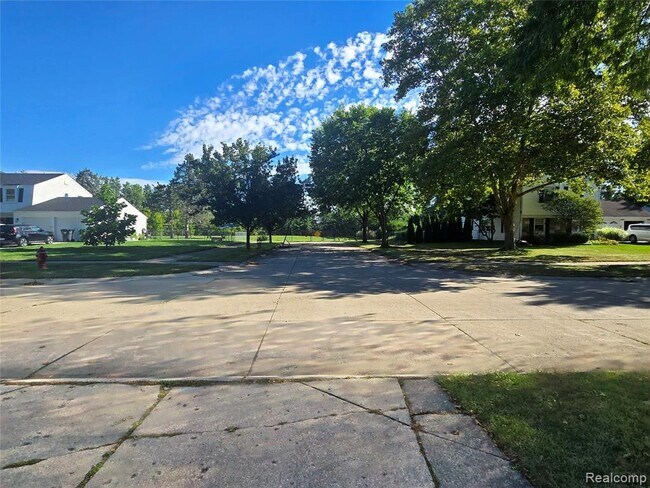 Building Photo - 2951 Hill Dr